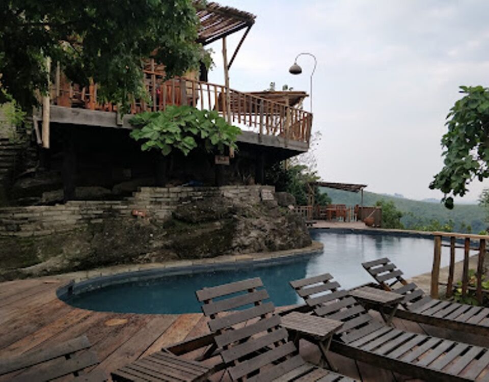 Are There Safari Lodges in Fort Portal.